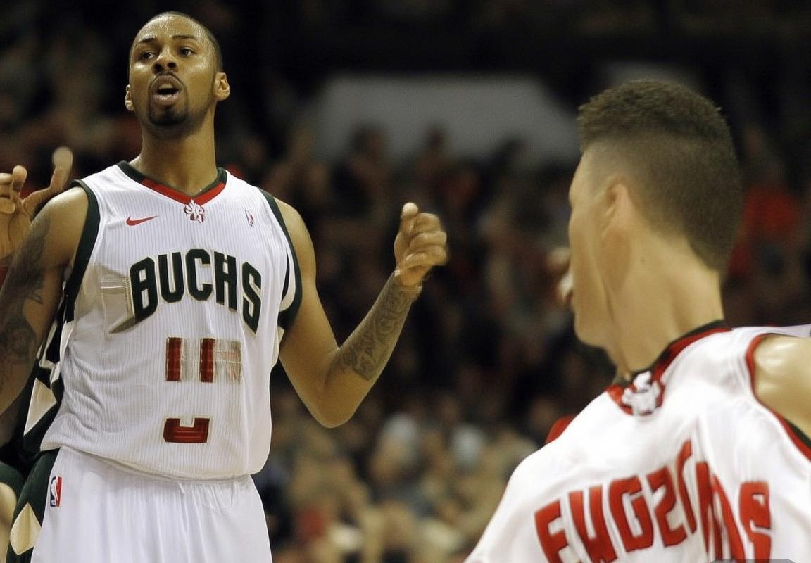 明尼苏达森林狼逆转密尔沃基雄鹿，鲁迪·戈贝尔18篮板制霸，安东尼·爱德华兹关键防守，克里斯·米德尔顿准三双难救主